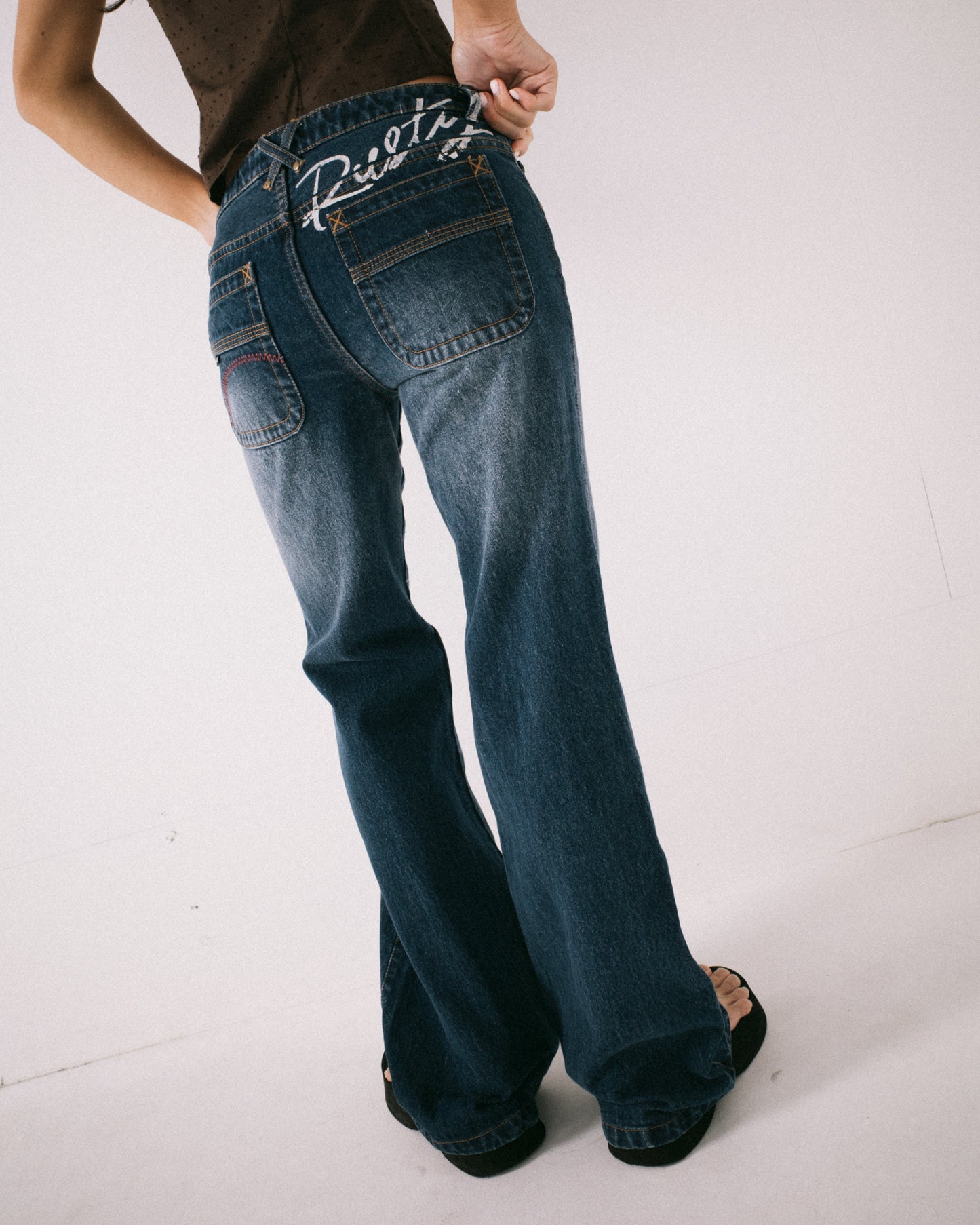 SHORTY FREIDA FLARE LOW RISE JEANS