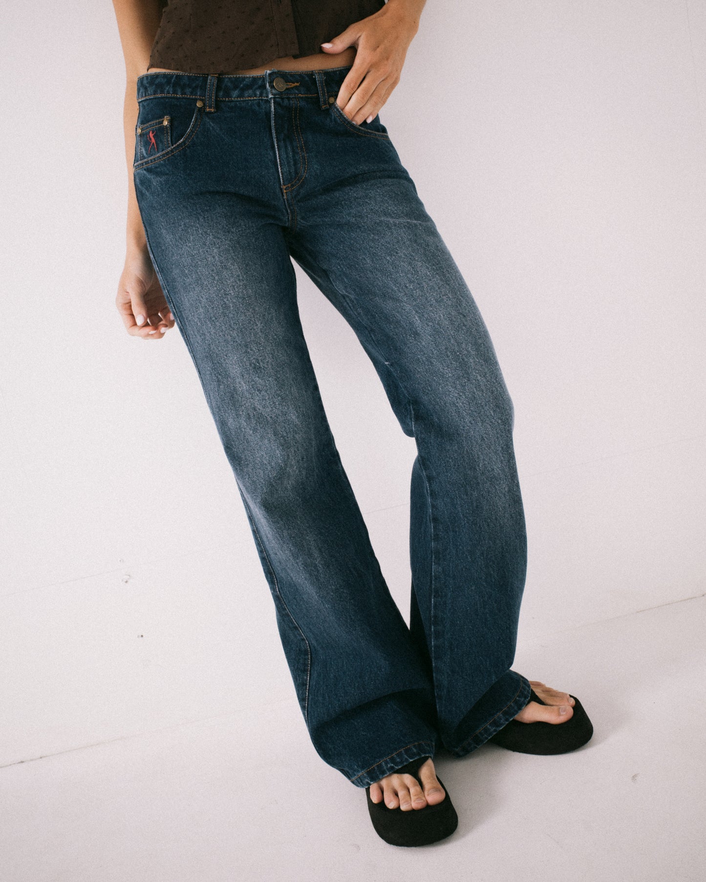 SHORTY FREIDA FLARE LOW RISE JEANS