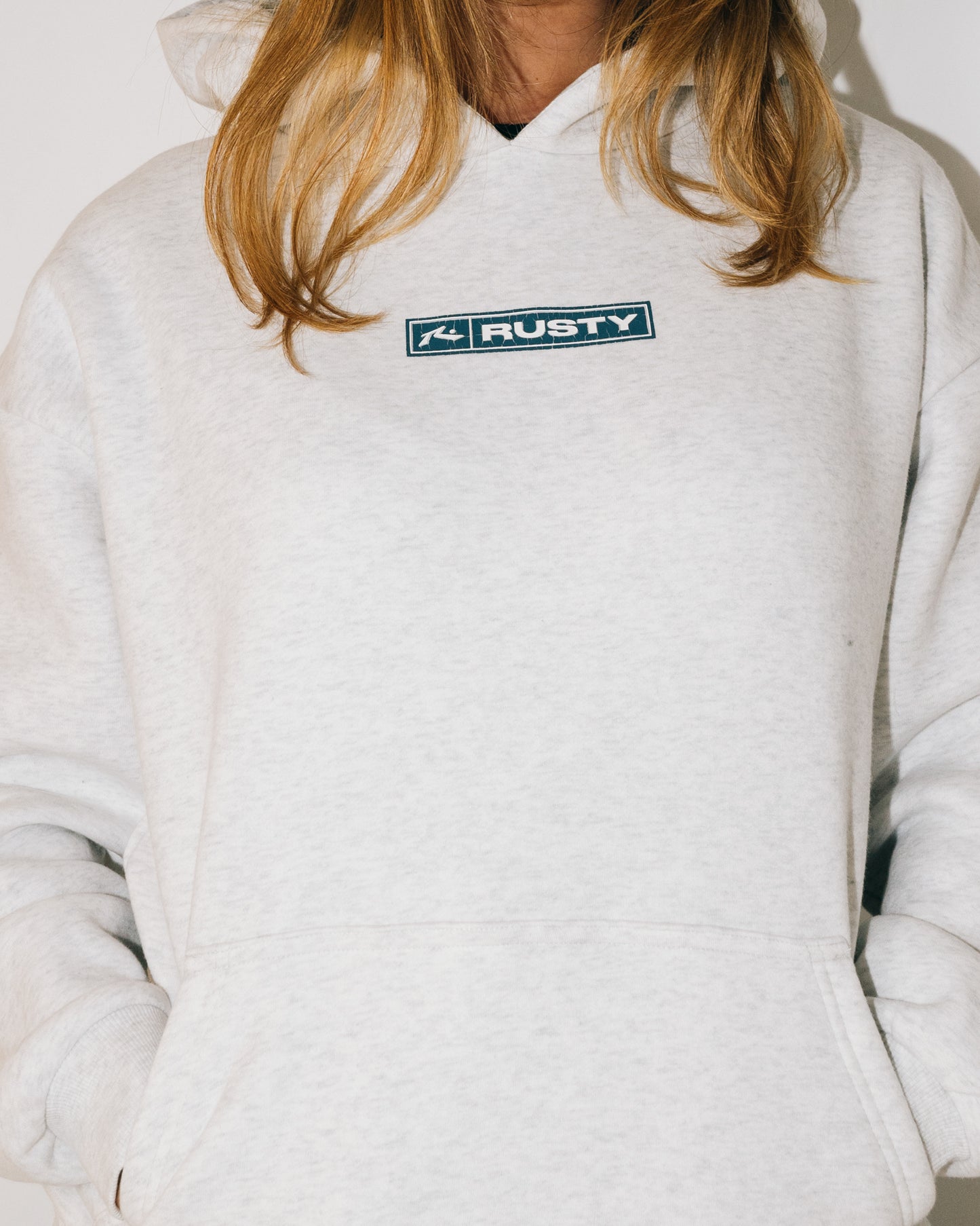 THE ESSENTIALS OVERSIZED HOODED FLEECE