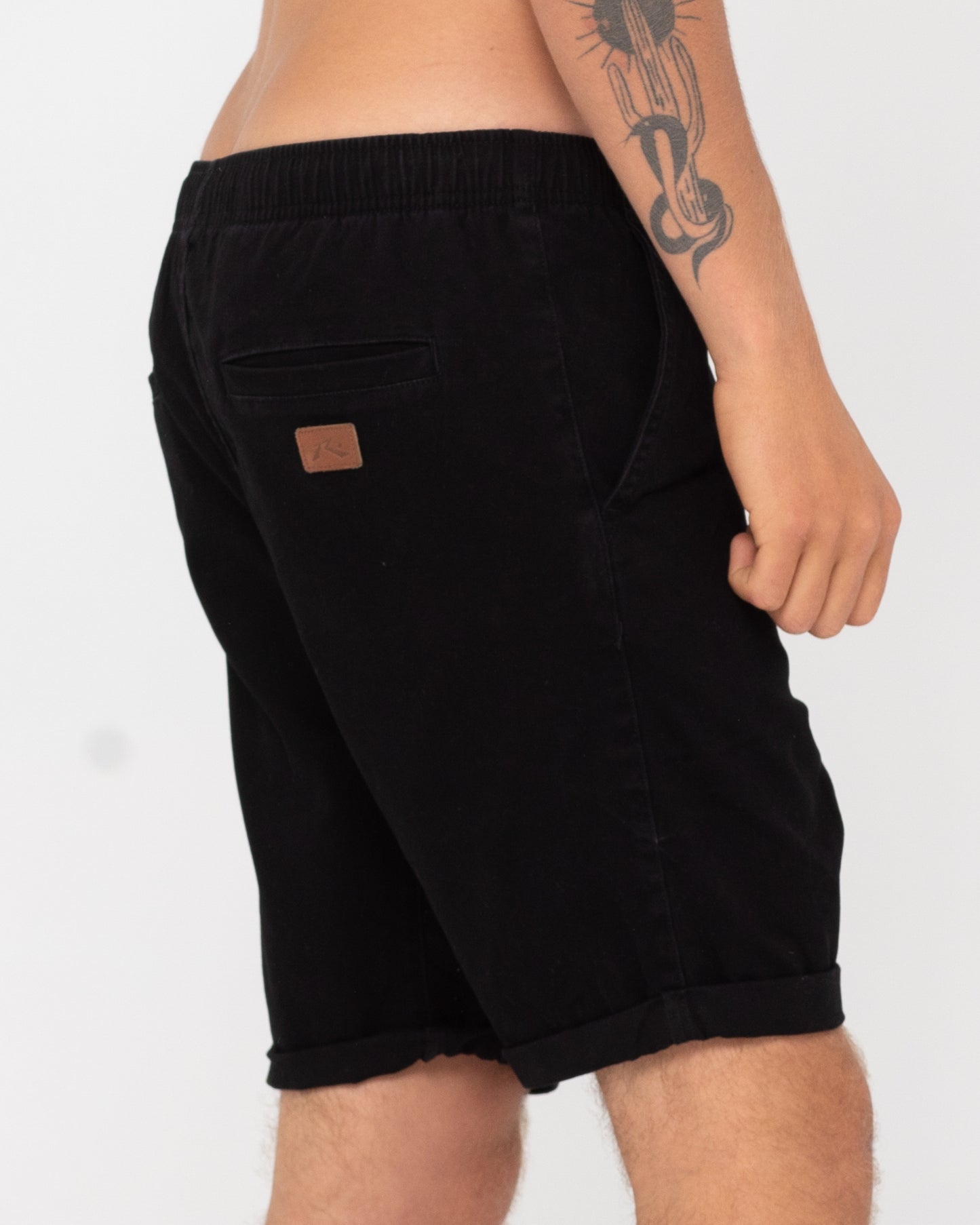 HOOKED ON 18 ELASTIC SHORT