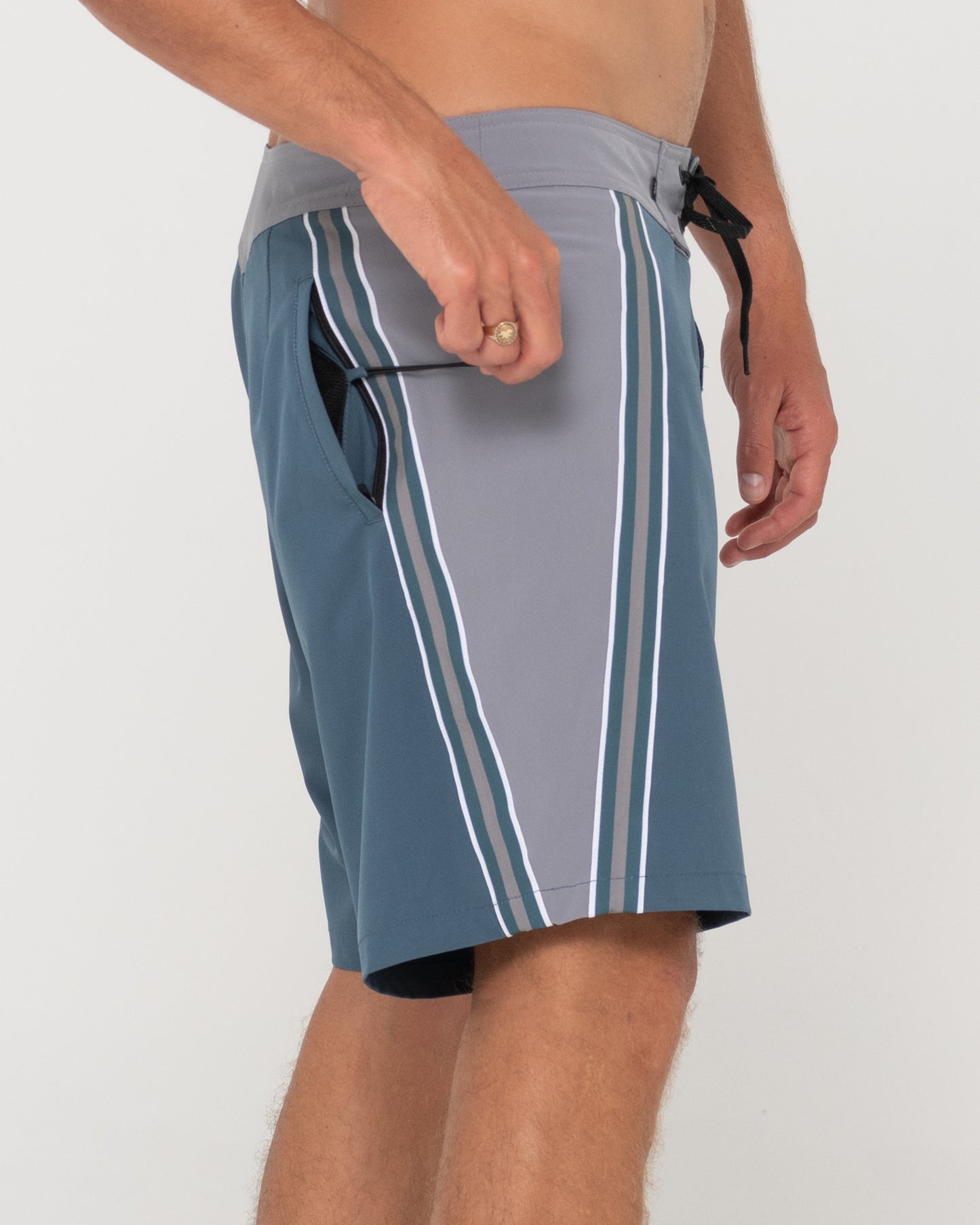 V8 BOARDSHORT
