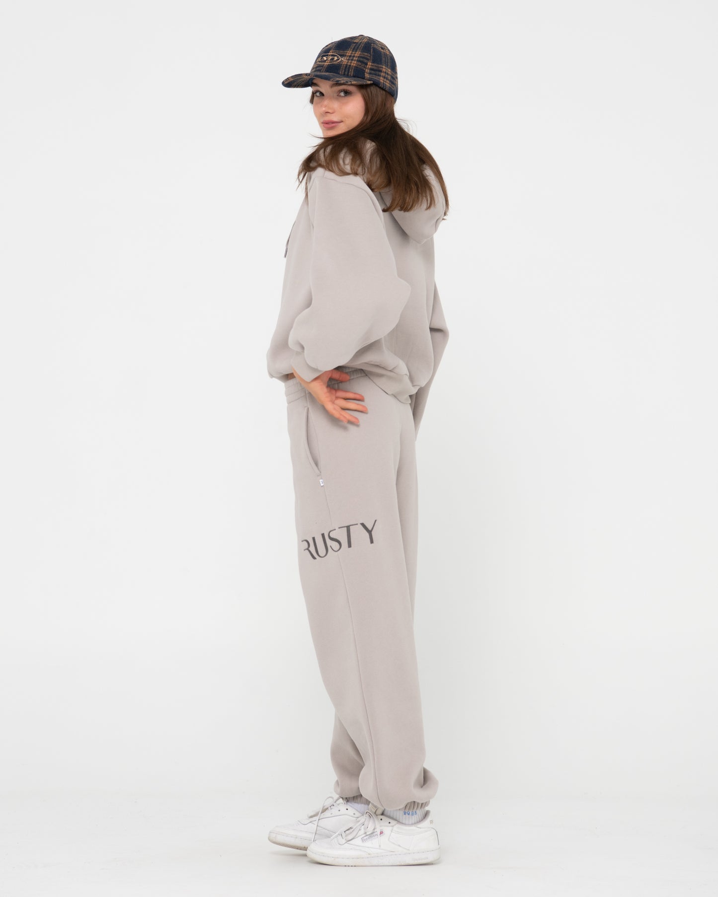 RUSTY SIGNATURE OVERSIZE TRACKPANT