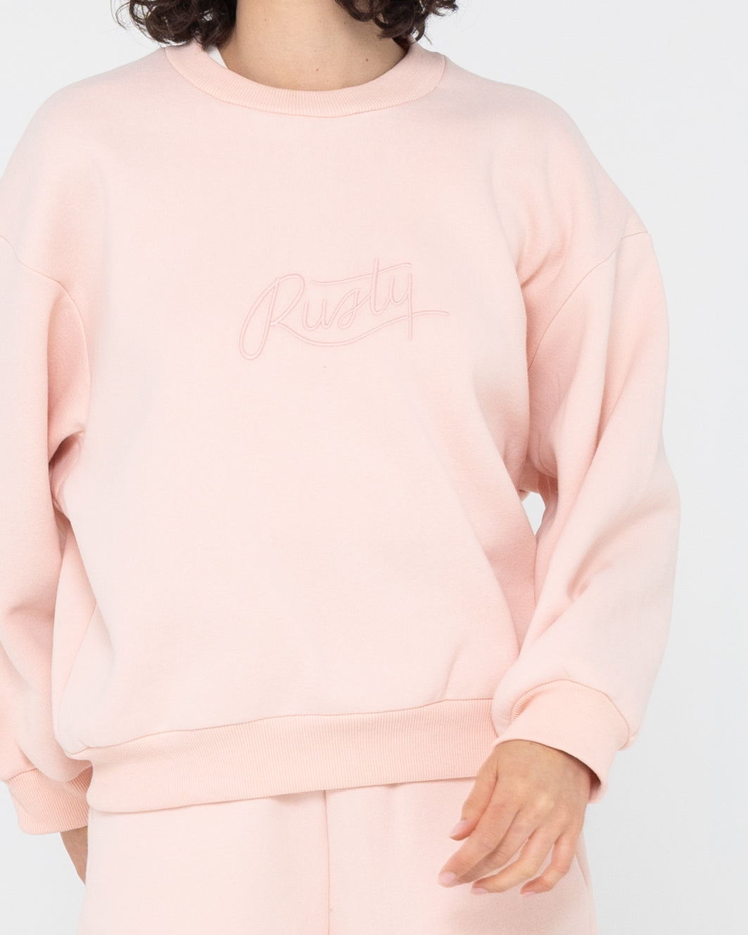 RUSTY SCRIPT OVERSIZE CREW NECK FLEECE